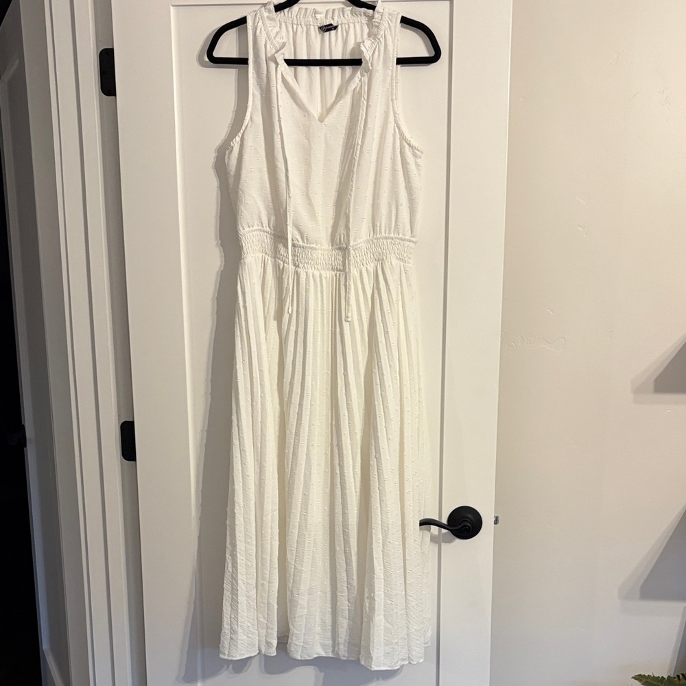 Chic White Sleeveless Midi Dress